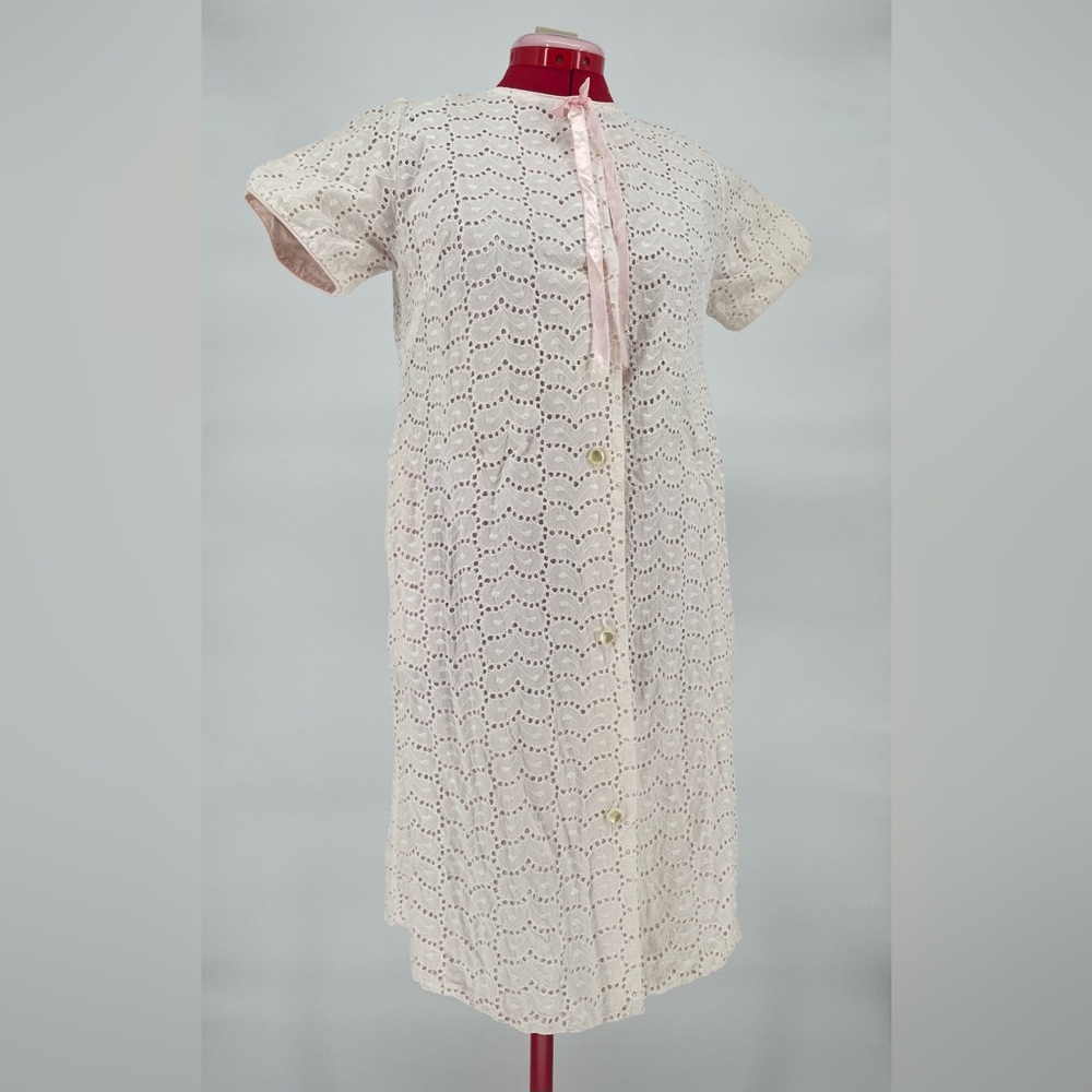 Vintage Lord & Taylor 1960s Baby Pink Eyelet Lace House Coat / Lounge Dress